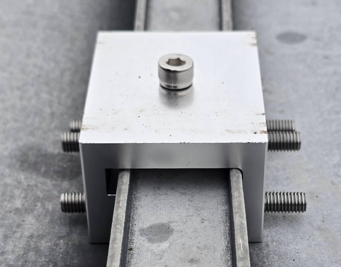 あなたの屋根に完璧にフィット：当社の新しいルーフクリップロックは現在生産中です。