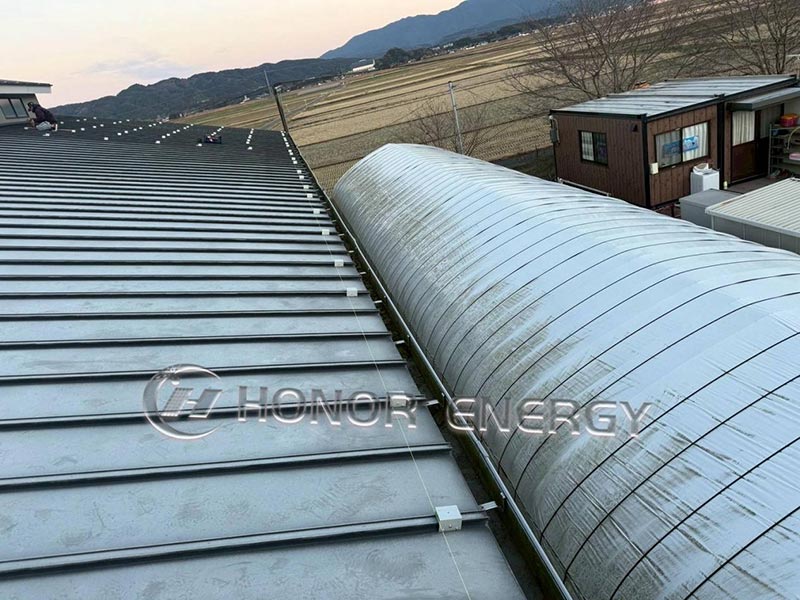 スタンディングシームメタルルーフクランプが取り付けられ準備完了