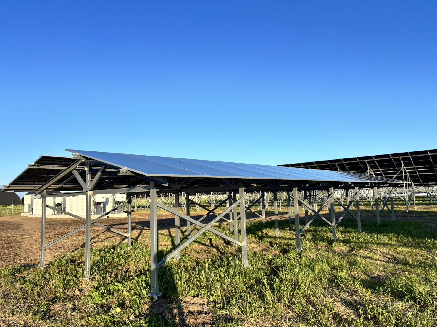 アグリ太陽光発電温室: 単一の土地から二重の収入を得る